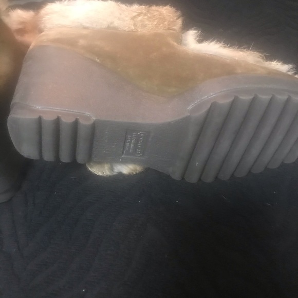 Footwear - Picture 4 of 9